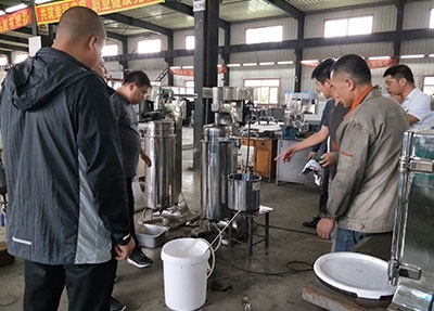 某公司油蠟分離（管式離心機）實驗現場視頻